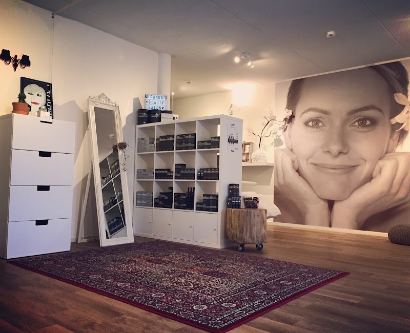 De salon van binnen, met de productkast en de spiegel