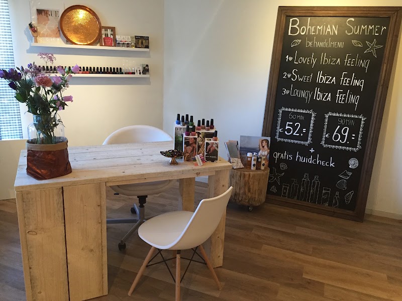 De manicuretafel in de salon, met het behandelmenu op het bord ernaast