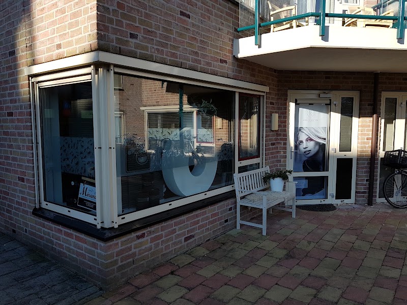 De ingang van de salon: het erkerraam en het bankje naast de deur